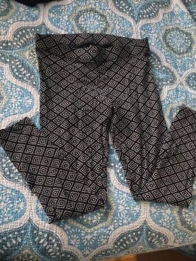 PINK Victoria's Secret Black & White Diamond-Pattern Leggings